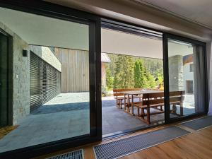 利普托斯基米庫拉斯的住宿－BudinSKI Apartmány & Wellness，滑动玻璃门通向带桌子的庭院