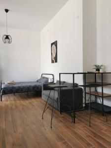um quarto com uma cama, uma mesa e cadeiras em Amar 3 em Zemun