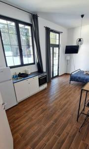 uma sala de estar com piso em madeira e 2 janelas em Amar 3 em Zemun