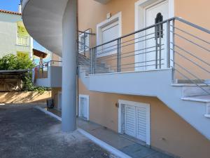 una escalera de un edificio con dos puertas en Apartment Mitrou en Loutra Oraias Elenis 