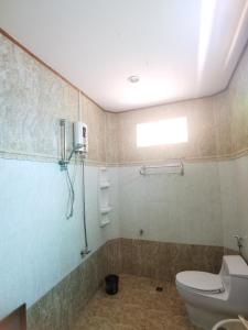 een badkamer met een toilet, een douche en een wastafel bij Thai traditional wooden house in Ban Nong Bu