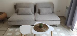 sala de estar con sofá y mesa en L'Appart' - ADRIAE Home, en LʼAiguillon-sur-Mer