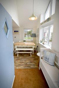 een woonkamer met een tafel en een bank bij Dram Cottage, Findhorn Bay in Forres