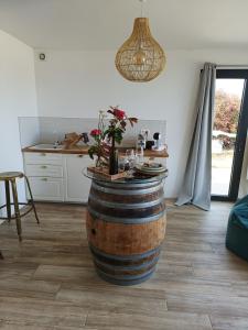 a large wooden barrel with a plant in a kitchen at Le Pavillon des pivoines in Hyères