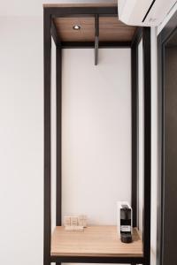 uno scaffale con un telefono sopra in una stanza di Persona Hotel Galata a Istanbul Altre 32 foto