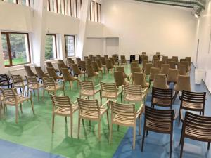 Una habitación con un montón de sillas. en Hotel Malyovitsa, en Govedartsi