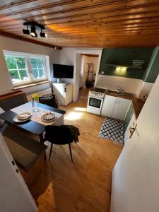 ein Wohnzimmer mit einem Tisch und einer Küche in der Unterkunft Tini House in Wagrain