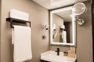 un bagno con lavandino e specchio di Persona Hotel Galata a Istanbul