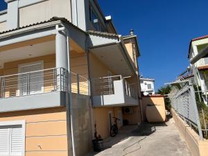 a side view of a building with a balcony at Apartment Mitrou 2 in Loutra Oraias Elenis 