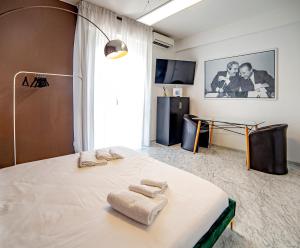 מיטה או מיטות בחדר ב-Splendida camera vista mare con terrazza e finiture di lusso