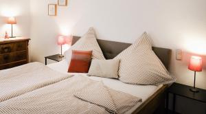 Un pat sau paturi într-o cameră la Ferienwohnung Weis