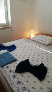 Postel nebo postele na pokoji v ubytování EN Homestay with private top floor, 3 bedrooms, bathroom, kitchenette, host stays downstairs with a cat and 2 small dogs --- CS Soukromé horní patro, 3 ložnice, koupelna, vařič, balkon - Přízemí sdílené s hostitelem, kočkou a 2 malými psy