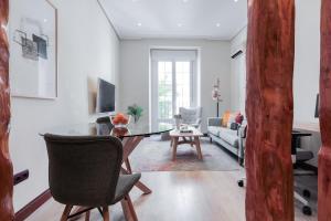 A television and/or entertainment centre at Brand new one bedroom apartment located in Chueca