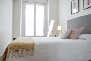 A bed or beds in a room at Brand new one bedroom apartment located in Chueca