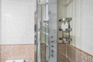 A bathroom at Brand new one bedroom apartment located in Chueca