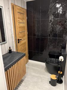 baño con bañera negra y aseo en Domek Okale Plus, en Kazimierz Dolny