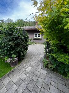 einen Garten mit einem Backsteinsteg vor einem Haus in der Unterkunft Tini House in Wagrain