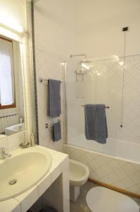 ミラノにあるレ コルティ ディ アロア ミラノのバスルーム(洗面台、トイレ、シャワー付)