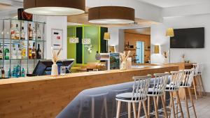 Lounge oder Bar in der Unterkunft Hey Lou Hotel Piding