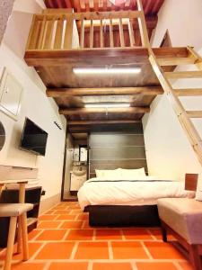 1 dormitorio con cama elevada y escalera en Naya"s Homestay, en Jincheng