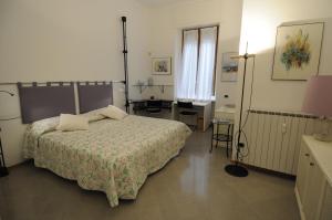 ミラノにあるレ コルティ ディ アロア ミラノのベッドルーム1室(ベッド1台、テーブル、窓付)