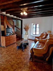 - un salon avec un canapé et une télévision dans l'établissement Maison de campagne à 15 km du ZooParc de Beauval, à Luçay-le-Mâle