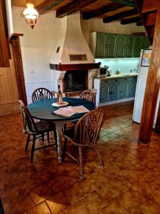 Il comprend une cuisine équipée d'une table, de chaises et d'une cuisinière. dans l'établissement Maison de campagne à 15 km du ZooParc de Beauval, à Luçay-le-Mâle