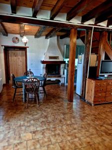 une salle à manger avec une table et des chaises ainsi qu'une cuisine dans l'établissement Maison de campagne à 15 km du ZooParc de Beauval, à Luçay-le-Mâle