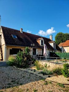 une maison arborant un drapeau devant elle dans l'établissement Maison de campagne à 15 km du ZooParc de Beauval, à Luçay-le-Mâle