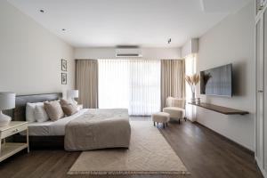 Katil atau katil-katil dalam bilik di Rainforest Woods, Assagao, Goa - Luxury 4 BR Private Rooftop Pool - V5