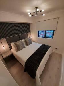 Cape Town的住宿－Modern Apartment in Chapel Towers (with Inverter)，一间卧室设有一张大床和一个窗户。