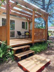 A garden outside The PineForest Cabin