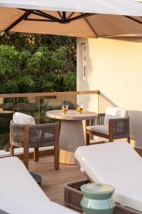 Ruang duduk di Rainforest Woods, Assagao, Goa - Luxury 4 BR Private Rooftop Pool - V5