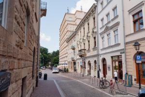 uma rua da cidade com edifícios ao lado da estrada em Art Palace - LoftAffair Collection em Cracóvia
