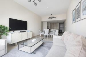 Posezení v ubytování Stunning 2-bd Apartment With Full Marina View