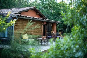 eine Hütte mit einer Holzterrasse im Wald in der Unterkunft Grande Maison Pleine Nature 5 Chambres pour 10 à 15 pers - Surf Camp in Lacanau