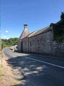 un edificio in pietra sul lato di una strada di Cosy apartment for 2 just 5 mins from Newbridge 