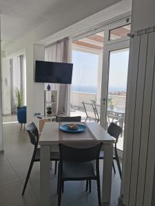 ein Esszimmer mit einem Tisch und Stühlen in der Unterkunft Appartamento Sul Golfo in Castellammare del Golfo