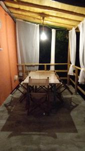 uma mesa de madeira num quarto com uma tenda em Lo scoiattolo bianco em Massa