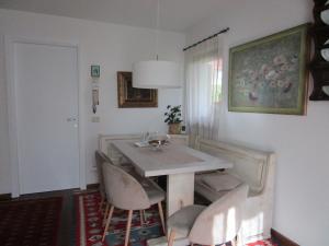 een eettafel en stoelen in een kamer bij B&B il Ciliegio di Maura in Massimeno
