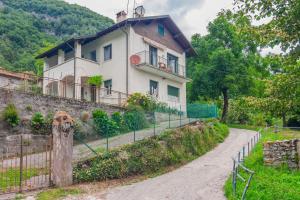 uma casa ao lado de uma estrada em Nel Verde di Rovenza by Wonderful Italy em Bellagio