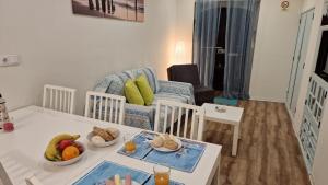 - un salon avec une table et une chambre avec un canapé dans l'établissement Casa Vila Praia, à Sesimbra 23 autres photos