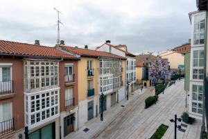 vistas a una calle de la ciudad con edificios en El Encanto del 12 by Unique Rooms, en Burgos