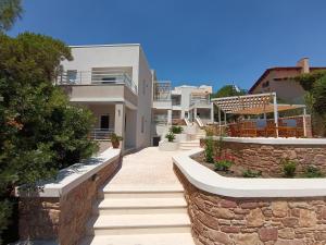 une villa avec un escalier menant à une maison dans l'établissement Iris Studios Chios, à Karfas