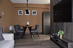 Casa Nuova في كوتور: غرفة معيشة مع طاولة وكراسي وتلفزيون