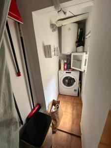 バルセロナにあるCozy Flat Barcelonaの小さなキッチン(洗濯機、電子レンジ付)