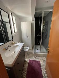 バルセロナにあるCozy Flat Barcelonaのバスルーム(洗面台、シャワー、トイレ付)