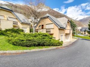 コトレにあるAppartement Cauterets, 2 pièces, 6 personnes - FR-1-401-82の山並みの道端家