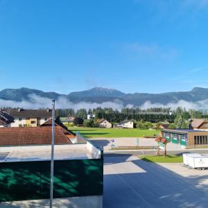 una vista del campus con montañas en el fondo en Mountain view apartments en Bad Mitterndorf