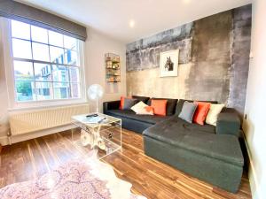 Un lugar para sentarse en Stunning Little House on Poole Quay - Free Secure Parking & WiFi - in the heart of the Old Town - Great Location - Free Parking - Fast WiFi - Smart TV - Newly decorated - sleeps 2! Close to Poole & Bournemouth & Sandbanks